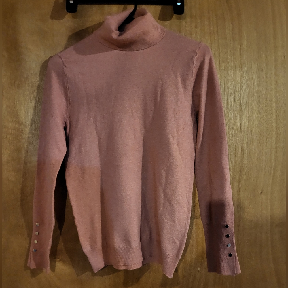 Women's super soft turtleneck, MEDIUM, NWOT, peach color 🍑 Silver accents
